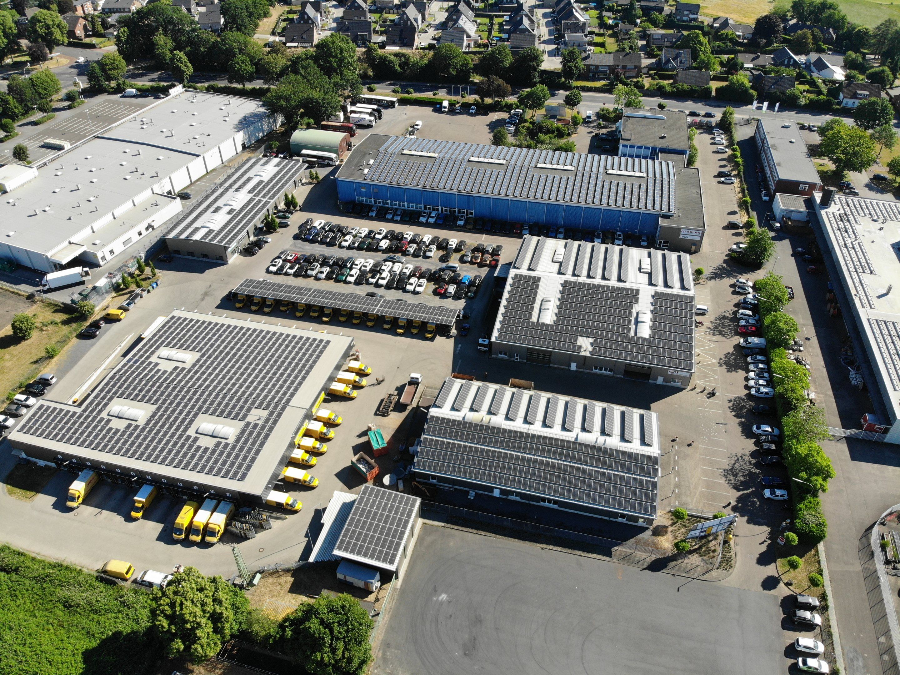 Luftbild des Business Parks Emmericher Straße – Mercatorstraße mit mehreren Hallen und Stellplätzen